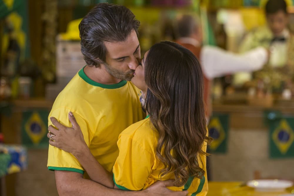 Raimundo (Flávio Tolezani) e Janaína (Dira Paes) se casam em Verão 90 em plena Copa do Mundo 1994 (Foto: Artur Meninea/Globo) Raimundo (Flávio Tolezani) e Janaína (Dira Paes) se casam em Verão 90 em plena Copa do Mundo 1994 (Foto: Artur Meninea/Globo)