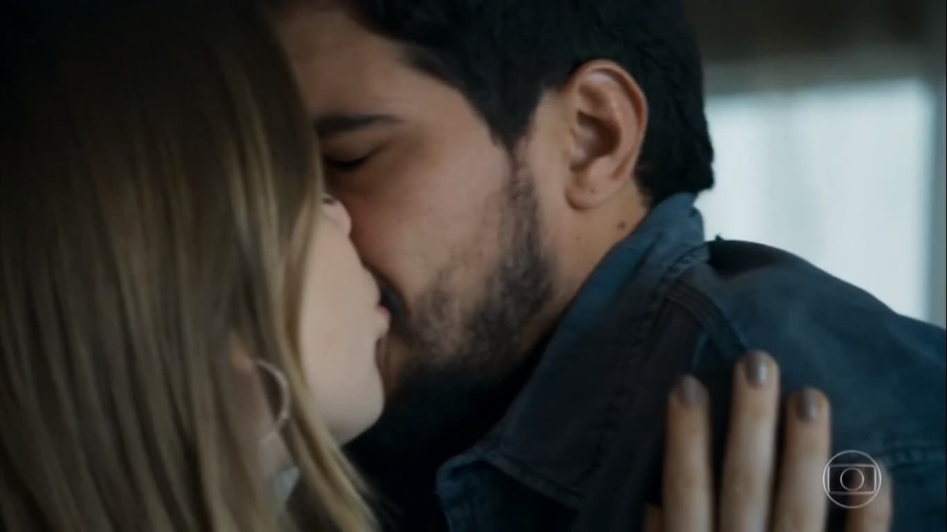 Beijo de Dalila e Jamil na novela Órfãos da Terra da Globo Beijo de Dalila e Jamil na novela Órfãos da Terra da Globo