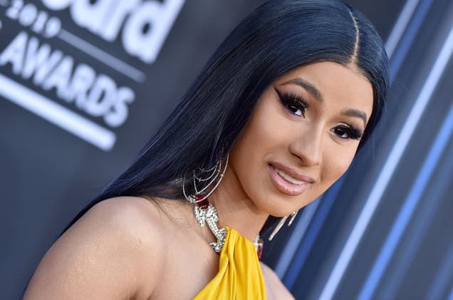 A rapper Cardi B teve roupa rasgada em show e teve que se retirar do palco (Foto: Reprodução) A rapper Cardi B teve roupa rasgada em show e teve que se retirar do palco (Foto: Reprodução)