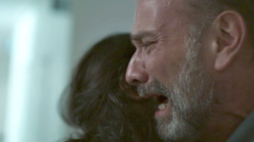 Elias (Marco Ricca) vai aos prantos com a morte de filho em Órfãos da Terra da Globo Elias (Marco Ricca) vai aos prantos com a morte de filho em Órfãos da Terra da Globo