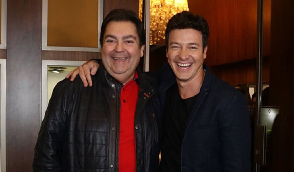 Rodrigo Faro e Faustão são apresentadores de programas dominicais na Record e na Globo Rodrigo Faro e Faustão são apresentadores de programas dominicais na Record e na Globo
