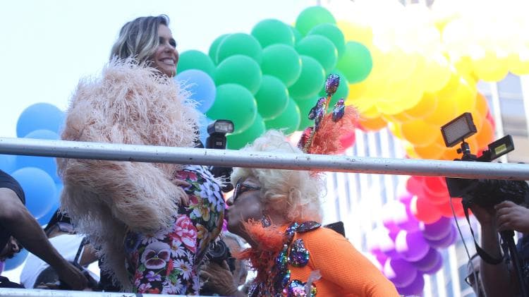 Fernanda Lima na Parada Gay (Foto: Reprodução) Fernanda Lima na Parada Gay (Foto: Reprodução)