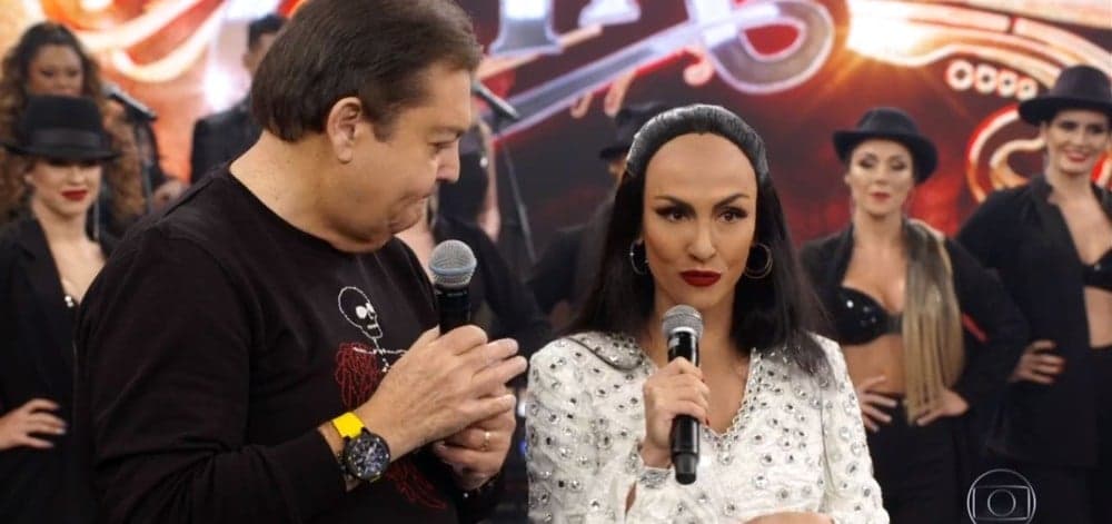 Mel Fronckowiak vira piada na Globo por conta do tamanho da testa e é comparada com Larissa Manoela