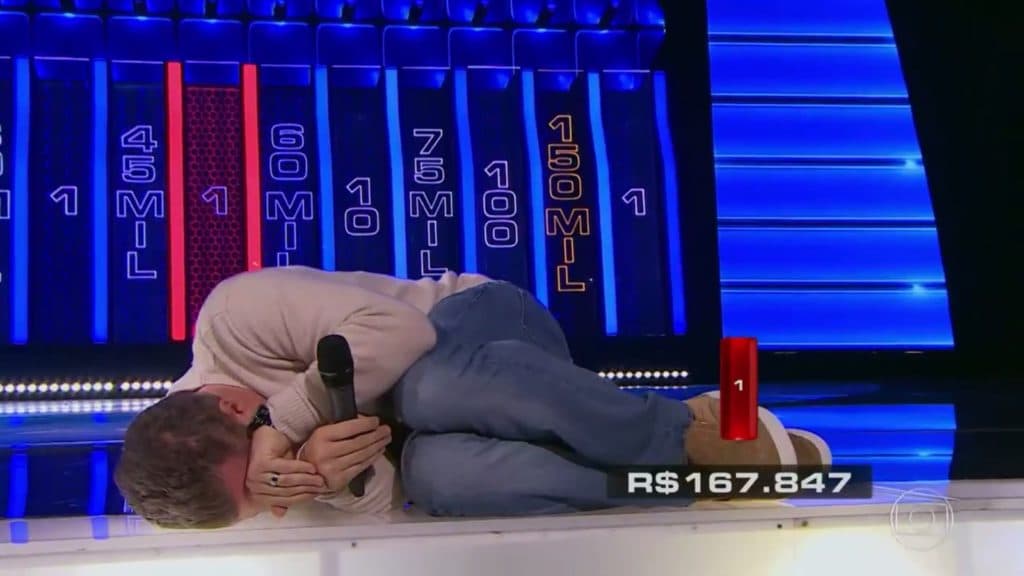 Luciano Huck "endoida" em programa, vai ao chão e imita animal em rede nacional