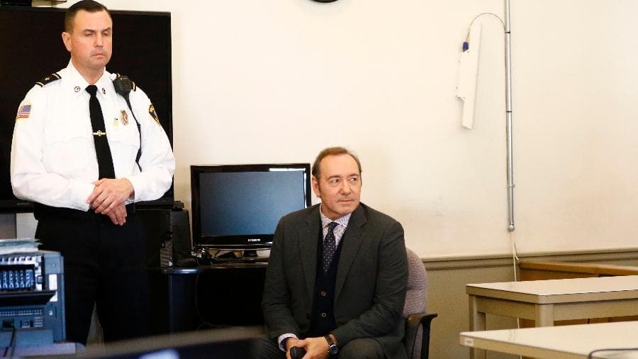 O ator Kevin Spacey apareceu de surpresa no julgamento contra ele (Foto: Reprodução) O ator Kevin Spacey apareceu de surpresa no julgamento contra ele (Foto: Reprodução)