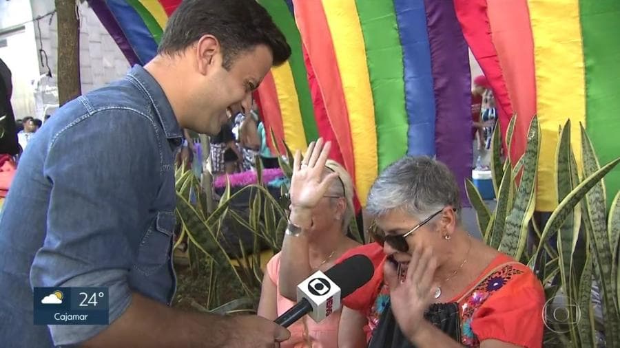 O repórter Marcelo Poli, da Globo, é paquerado na Parada LGBT Imagem: Reprodução/TV Globo O repórter Marcelo Poli, da Globo, é paquerado na Parada LGBT Imagem: Reprodução/TV Globo