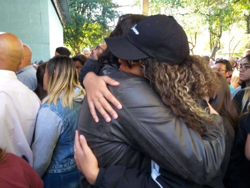 Rafael Miguel: Velório do ator de Chiquititas morto pelo sogro é marcado por revolta e famosos reagem no local