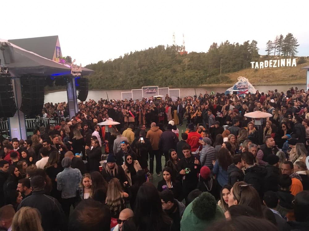 Thiaguinho tem show cancelado após palco montado sobre o lago ceder ( Carolina Capozzi/ arquivo pessoal) Thiaguinho tem show cancelado após palco montado sobre o lago ceder ( Carolina Capozzi/ arquivo pessoal)