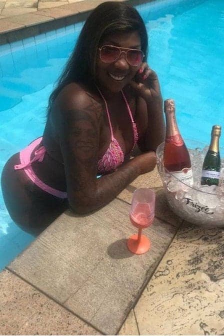 Mãe de Ludmilla tira onde de biquíni na piscina após perder 16 kg Foto: Reprodução Mãe de Ludmilla tira onde de biquíni na piscina após perder 16 kg Foto: Reprodução