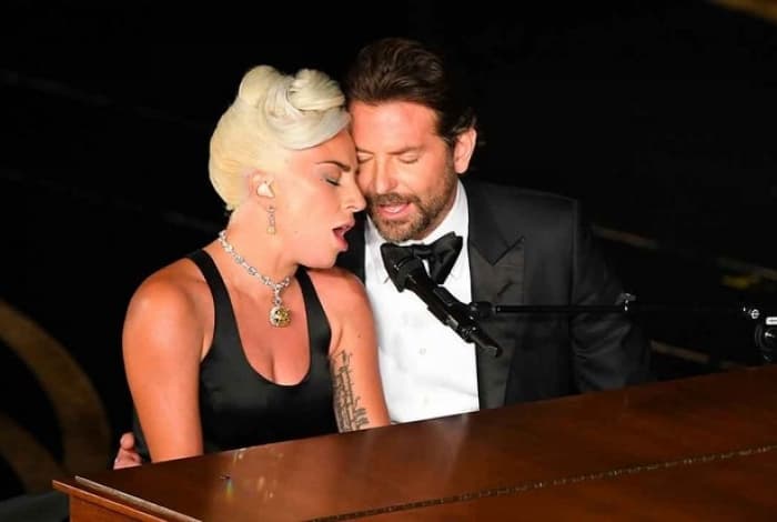 Lady Gaga e Bradley Cooper estão morando juntos (Foto: Reprodução) Lady Gaga e Bradley Cooper estão morando juntos (Foto: Reprodução)