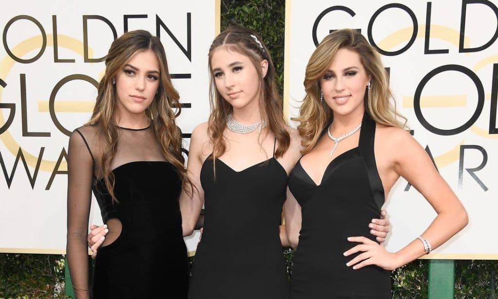 Com foto coladinhas, filhas de Sylvester Stallone roubam a cena com beleza impressionante