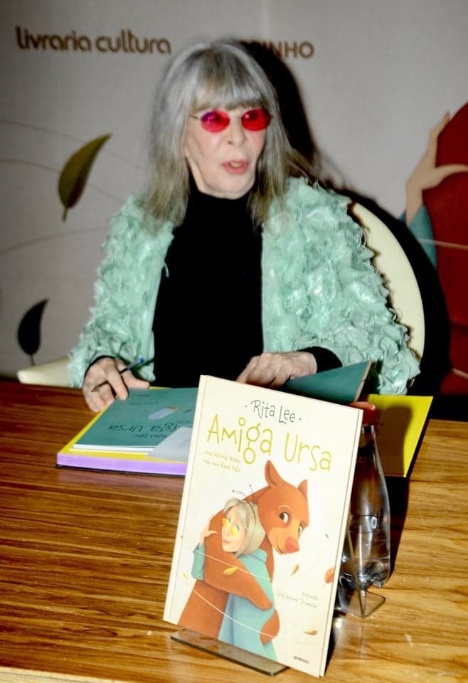 Rita Lee durante lançamento de seu novo livro "Amiga Ursa", inspirado na história da ursa Rowena (Reprodução: AgNews) Rita Lee durante lançamento de seu novo livro "Amiga Ursa", inspirado na história da ursa Rowena (Reprodução: AgNews)