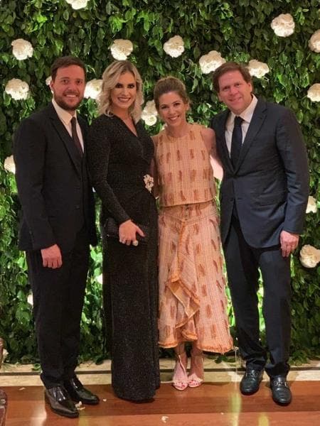 André Valadão e Cassiane posam com Daniela Beyruti e o marido, Marcelo Imagem: Reprodução/Instagram ... - Veja mais em https://tvefamosos.uol.com.br/noticias/redacao/2019/07/01/casamento-de-rebeca-e-pato-na-mansao-de-silvio-teve-apenas-30-convidados.htm?cmpid=copiaecola André Valadão e Cassiane posam com Daniela Beyruti e o marido, Marcelo Imagem: Reprodução/Instagram ... - Veja mais em https://tvefamosos.uol.com.br/noticias/redacao/2019/07/01/casamento-de-rebeca-e-pato-na-mansao-de-silvio-teve-apenas-30-convidados.htm?cmpid=copiaecola