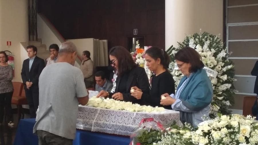 Colegas prestam última homenagem para Paulo Henrique Amorim Imagem: Marcela Ribeiro//UOL Colegas prestam última homenagem para Paulo Henrique Amorim Imagem: Marcela Ribeiro//UOL