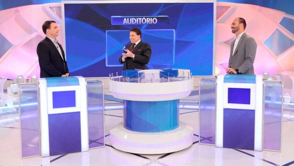 Eduardo Bolsonaro aparece armado ao lado de Silvio Santos