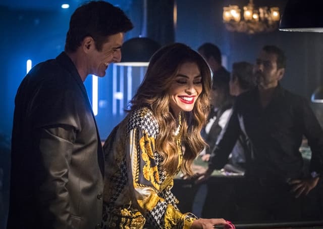 Maria da Paz (Juliana Paes) cai na lábia de Régis (Reynaldo Gianecchini) e vilão vira o jogo em A Dona do Pedaço (Foto: Globo/Paulo Belote) Maria da Paz (Juliana Paes) cai na lábia de Régis (Reynaldo Gianecchini) e vilão vira o jogo em A Dona do Pedaço (Foto: Globo/Paulo Belote)