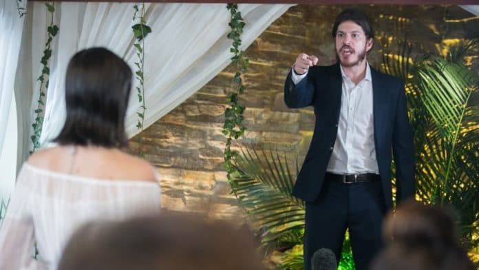 Quinzinho (Caio paduan) humilha Vanessa (Camila Queiroz) em Verão 90 (Foto: Divulgação) Quinzinho (Caio paduan) humilha Vanessa (Camila Queiroz) em Verão 90 (Foto: Divulgação)