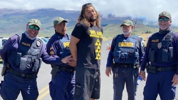 Jason Momoa sendo preso durante protesto no Havaí (Foto: Reprodução) Jason Momoa sendo preso durante protesto no Havaí (Foto: Reprodução)