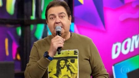 Faustão dá bronca na produção e nas bailarinas, se arrepende e convida para pizza