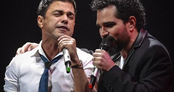 Dupla de cantores sertanejos Zezé Di Camargo e Luciano durante um show (Foto: Reprodução) Dupla de cantores sertanejos Zezé Di Camargo e Luciano durante um show (Foto: Reprodução)