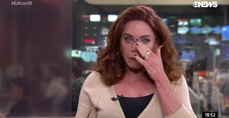 Jornalista embarga a voz, quase chora ao vivo e noticia morte de colega: “Sofrendo muito”