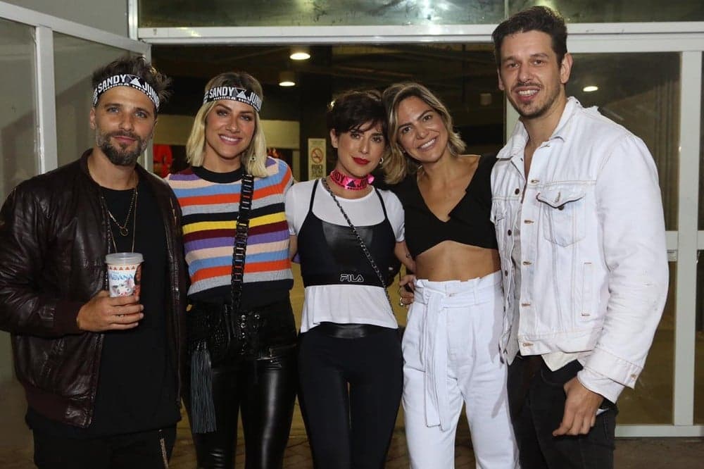 Bruna Marquezine e amigos foram ver show em van (Foto: Reprodução) Bruna Marquezine e amigos foram ver show em van (Foto: Reprodução)