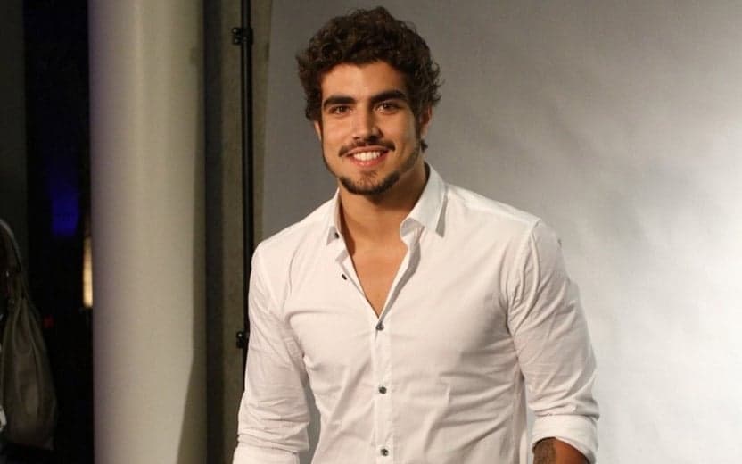 Caio Castro surge agarrado com bonitão e deixa público perplexo: "Dá para voltar a ser hétero?"