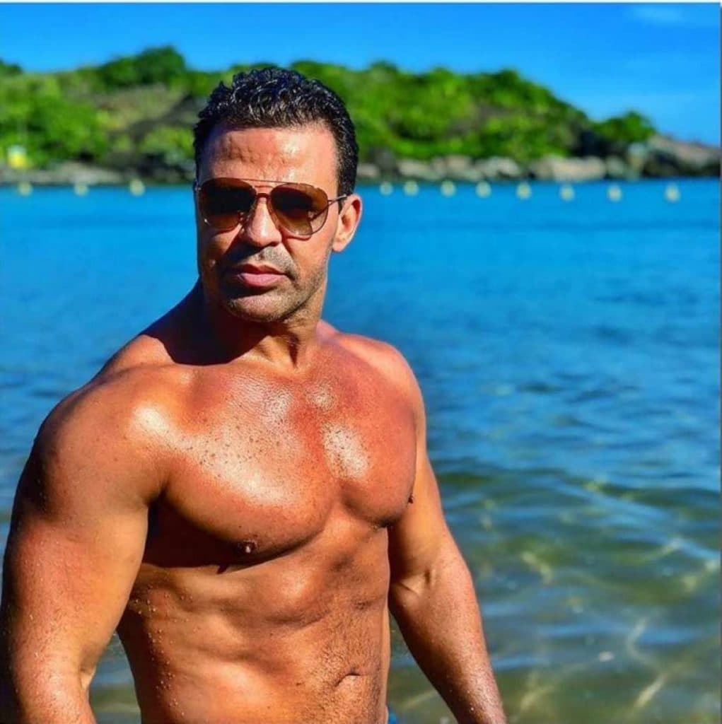 Eduardo Costa compartilha vídeos em sua rede social ao lado de dois amigos