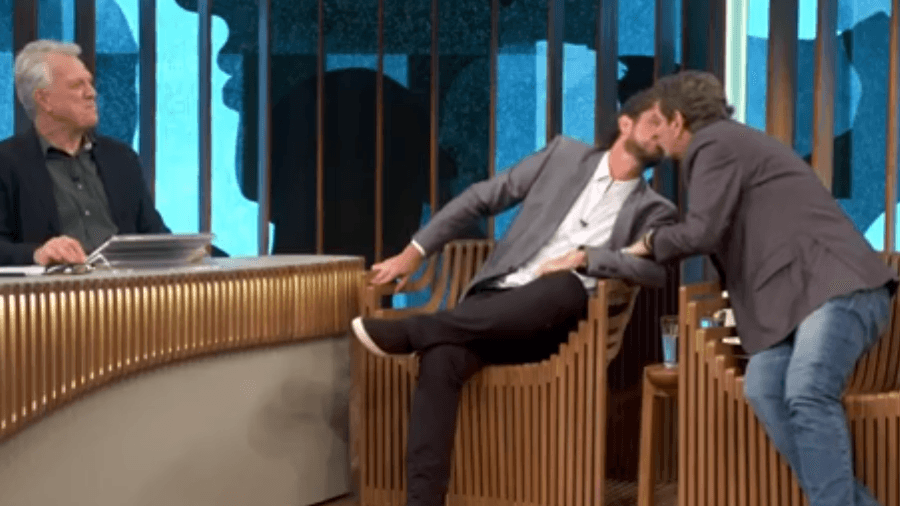 Felipe Andreoli ganhou um beijo na boca do próprio pai, Luiz Andreoli, durante programa na Globo (Reprodução) Felipe Andreoli ganhou um beijo na boca do próprio pai, Luiz Andreoli, durante programa na Globo (Reprodução)