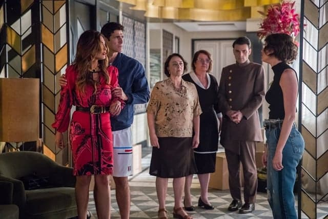 Maria da Paz (Juliana Paes) tem briga com Josiane (Agatha Moreira) em A Dona do Pedaço (Foto: Globo/Raquel Cunha) Maria da Paz (Juliana Paes) tem briga com Josiane (Agatha Moreira) em A Dona do Pedaço (Foto: Globo/Raquel Cunha)