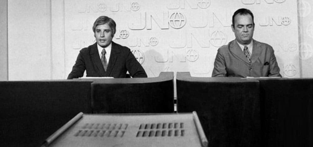 Cid Moreira e Hilton Gomes estreavam no primeiro Jornal Nacional há 50 anos e entrariam para a história do telejornal (Foto: Reprodução/ Globo) Cid Moreira e Hilton Gomes estreavam no primeiro Jornal Nacional há 50 anos e entrariam para a história do telejornal (Foto: Reprodução/ Globo)