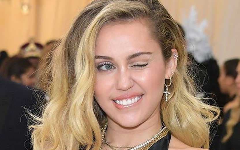 Depois de divórcio com Liam Hemsworth, Miley Cyrus é flagrada aos beijos com outra pessoa (Foto: Reprodução) Depois de divórcio com Liam Hemsworth, Miley Cyrus é flagrada aos beijos com outra pessoa (Foto: Reprodução)