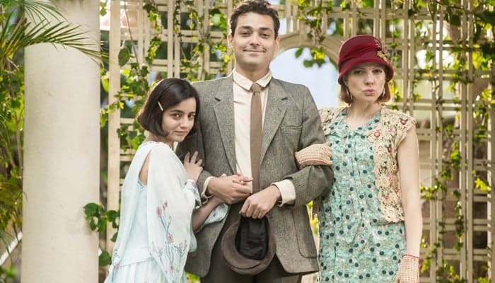 Justina (Julia Stockler) com Zeca (Eduardo Sterblitch) e Olga (Maria Eduarda de Carvalho) no remake de Éramos Seis (Foto: Raquel Cunha/Globo) Justina (Julia Stockler) com Zeca (Eduardo Sterblitch) e Olga (Maria Eduarda de Carvalho) no remake de Éramos Seis (Foto: Raquel Cunha/Globo)