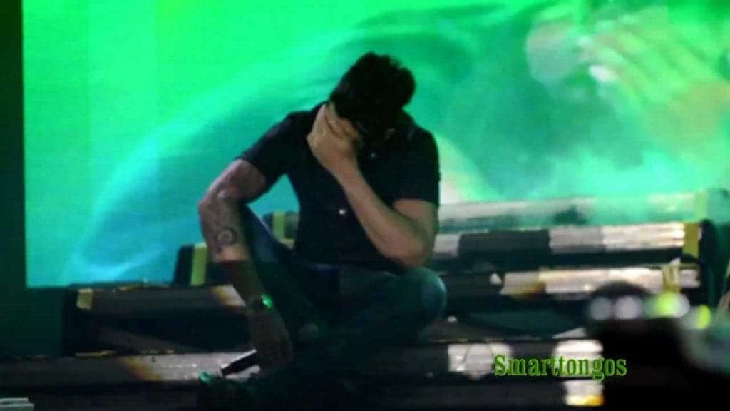 Gusttavo Lima sofre agressão durante show, é violentamente atacado no rosto e desabafa: "Escroto"