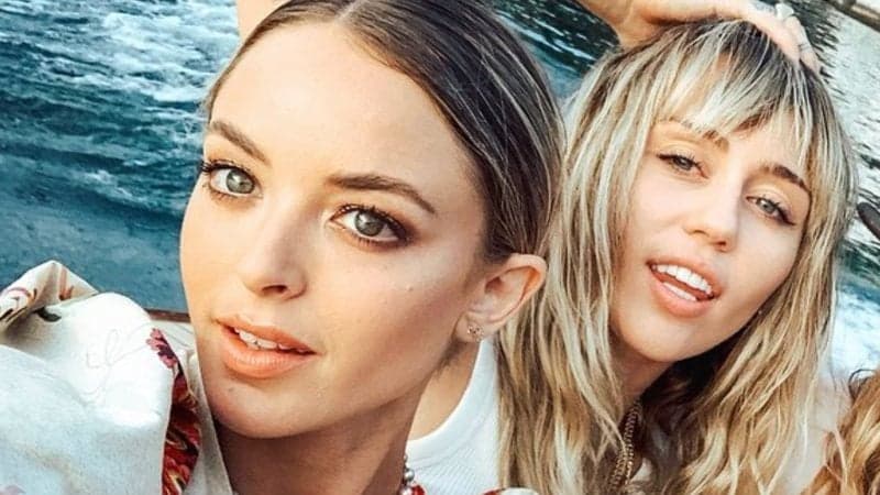 Miley Cyrus faz primeira aparição pública ao lado da namorada após terminar casamento