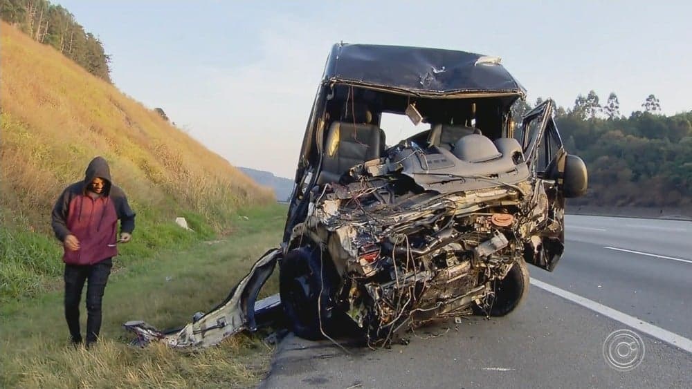 Van da Banda Sampa Crew é atingida por um carro na contra-mão e deixa um morto e nove feridos em acidente (Imagem: G1) Van da Banda Sampa Crew é atingida por um carro na contra-mão e deixa um morto e nove feridos em acidente (Imagem: G1)