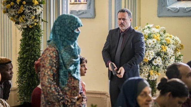 Dalila é cercada por Almeidinha em falso casamento de Laila e Bruno em Órfãos da Terra (Foto: Paulo Belote/TV Globo/ Divulgação) Dalila é cercada por Almeidinha em falso casamento de Laila e Bruno em Órfãos da Terra (Foto: Paulo Belote/TV Globo/ Divulgação)