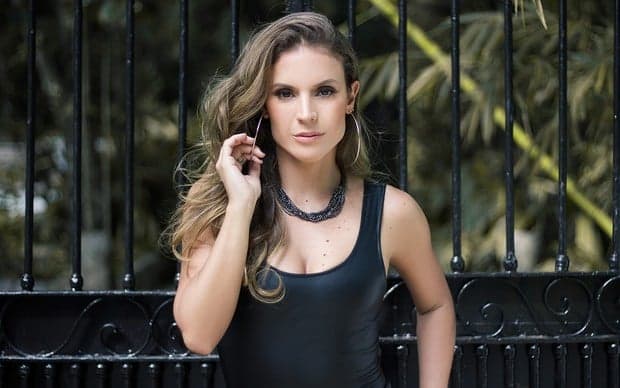 Maíra Charken divulga fotos apenas de biquiní em suas redes sociais (Foto: Reprodução) Maíra Charken divulga fotos apenas de biquiní em suas redes sociais (Foto: Reprodução)