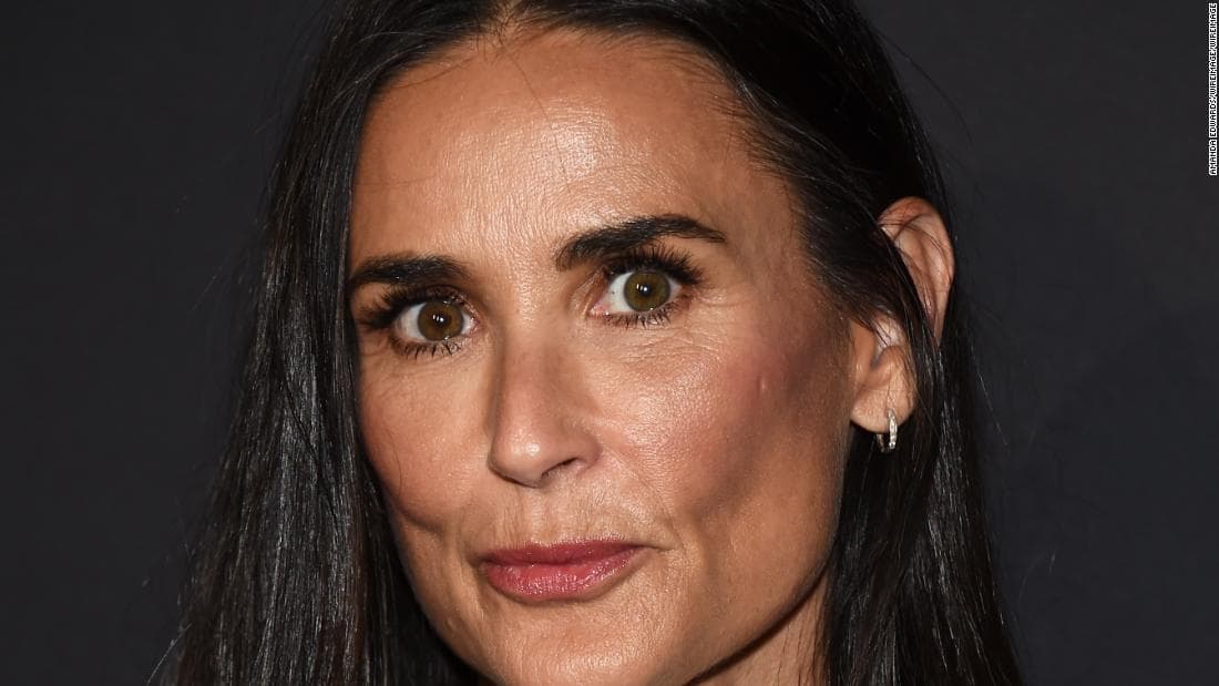 Durante entrevista, a atriz Demi Moore fala algumas tristes lembranças de seu passado (Foto: Reprodução) Durante entrevista, a atriz Demi Moore fala algumas tristes lembranças de seu passado (Foto: Reprodução)