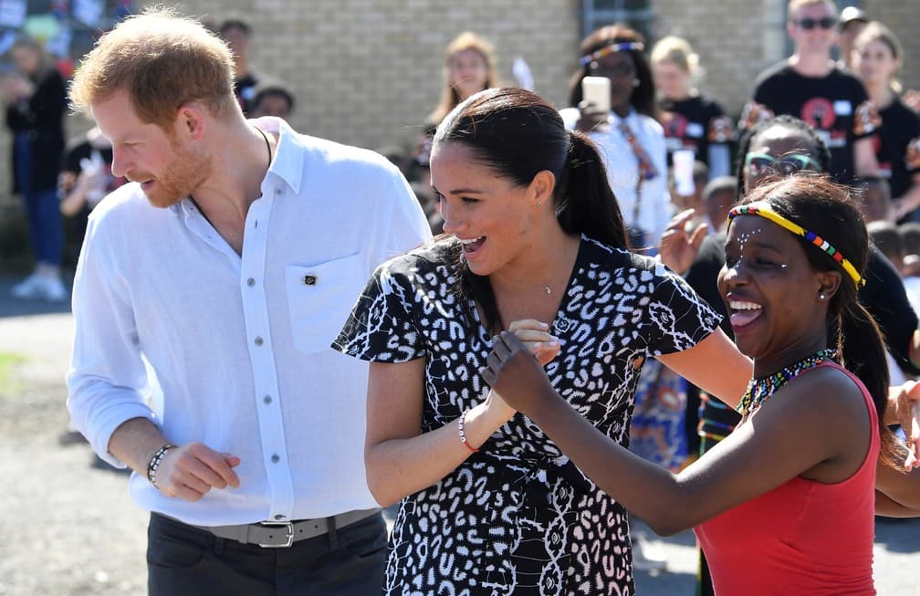 Príncipe Harry e Meghan Markle chegam a África e fazem visitas em ONG's (Foto: Reprodução) Príncipe Harry e Meghan Markle chegam a África e fazem visitas em ONG's (Foto: Reprodução)