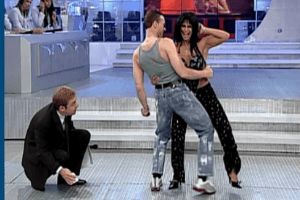 Momento em que Gretchen dançava ao lado de Van Damme e Gugu assistia tudo (Foto: Reprodução) Momento em que Gretchen dançava ao lado de Van Damme e Gugu assistia tudo (Foto: Reprodução)