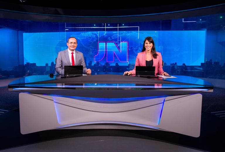 Ayres Rocha e Jéssica Senra na bancada do Jornal Nacional (Foto: Divulgação/Globo) Ayres Rocha e Jéssica Senra na bancada do Jornal Nacional (Foto: Divulgação/Globo)