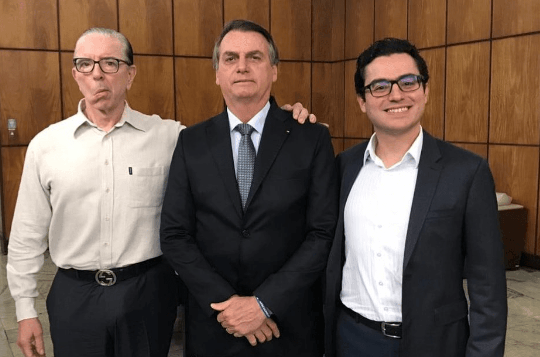 O presidente Jair Bolsonaro e os responsáveis por sua cirurgia (Foto: Reprodução) O presidente Jair Bolsonaro e os responsáveis por sua cirurgia (Foto: Reprodução)