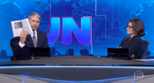 William Bonner faz propaganda no Jornal Nacional. Foto: Reprodução/Globo William Bonner faz propaganda no Jornal Nacional. Foto: Reprodução/Globo