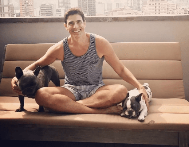 O ator da Globo Reynaldo Gianecchini com seus cachorros (Foto: Reprodução/Instagram) O ator da Globo Reynaldo Gianecchini com seus cachorros (Foto: Reprodução/Instagram)