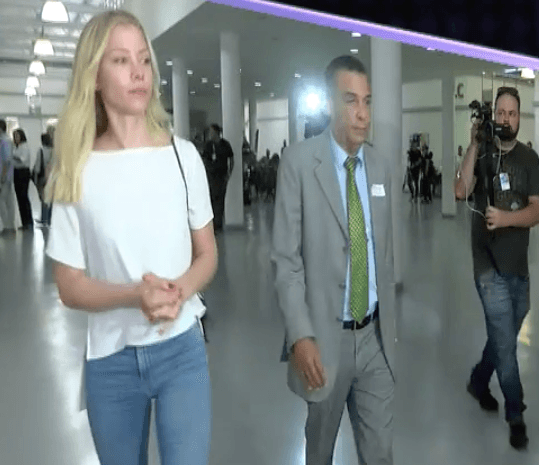 Najila Trindade dando entrevista após deixar a delegacia. Foto: Reprodução/RedeTV! Najila Trindade dando entrevista após deixar a delegacia. Foto: Reprodução/RedeTV!