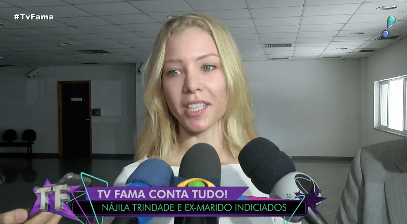 Najila Trindade dando entrevista após deixar a delegacia. Foto: Reprodução/RedeTV! Najila Trindade dando entrevista após deixar a delegacia. Foto: Reprodução/RedeTV!