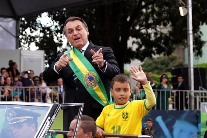 Globo chama menino que acompanhou Bolsonaro de "moleque imbecil", gera revolta e se pronuncia