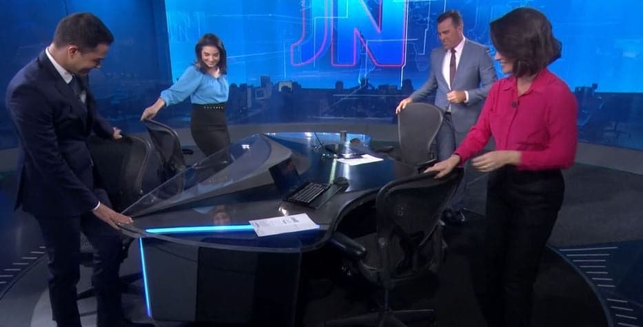 Jornalista quase sofre acidente ao vivo no Jornal Nacional e Rodrigo Bocardi se desespera