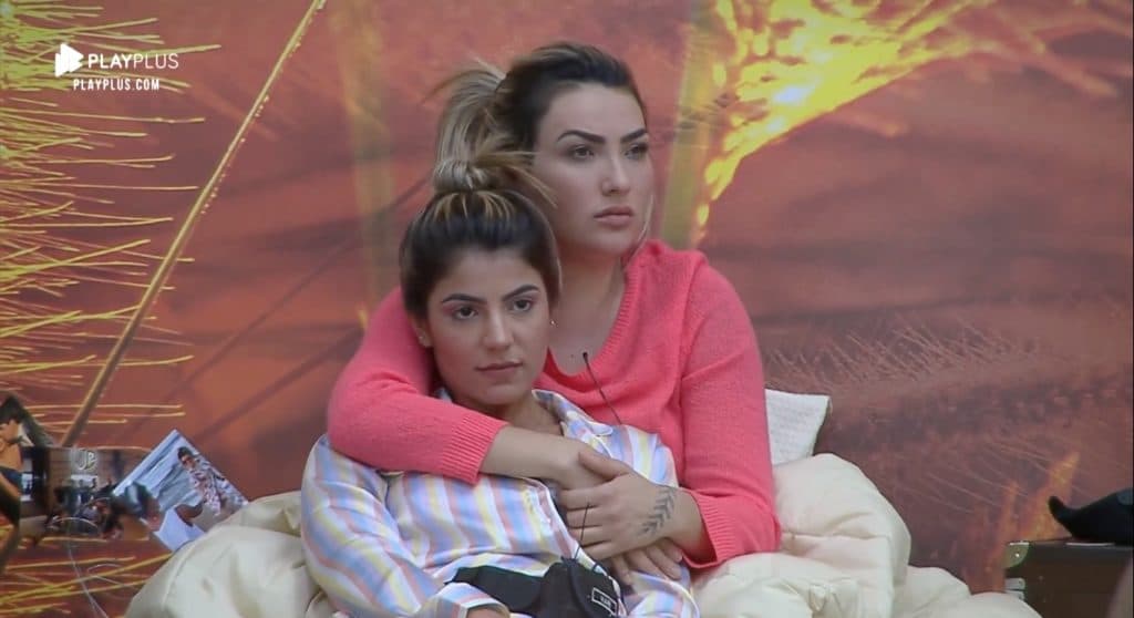 Thayse Teixeira e Hariany Almeida assistem Phellipe Haagensen e Bifão discutindo em A Fazenda 11 (Reprodução: PlayPlus) Thayse Teixeira e Hariany Almeida assistem Phellipe Haagensen e Bifão discutindo em A Fazenda 11 (Reprodução: PlayPlus)